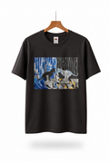 T-shirt noir avec motif artistique de félins bleus et gris sur fond blanc